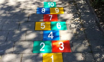 Hoe speel je het populaire kinderspel hinkelen?