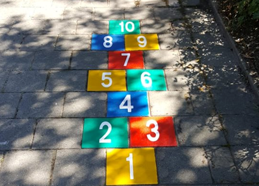 Hoe speel je het populaire kinderspel hinkelen?