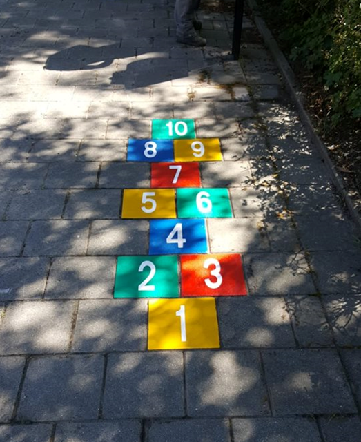 Hoe speel je het populaire kinderspel hinkelen?